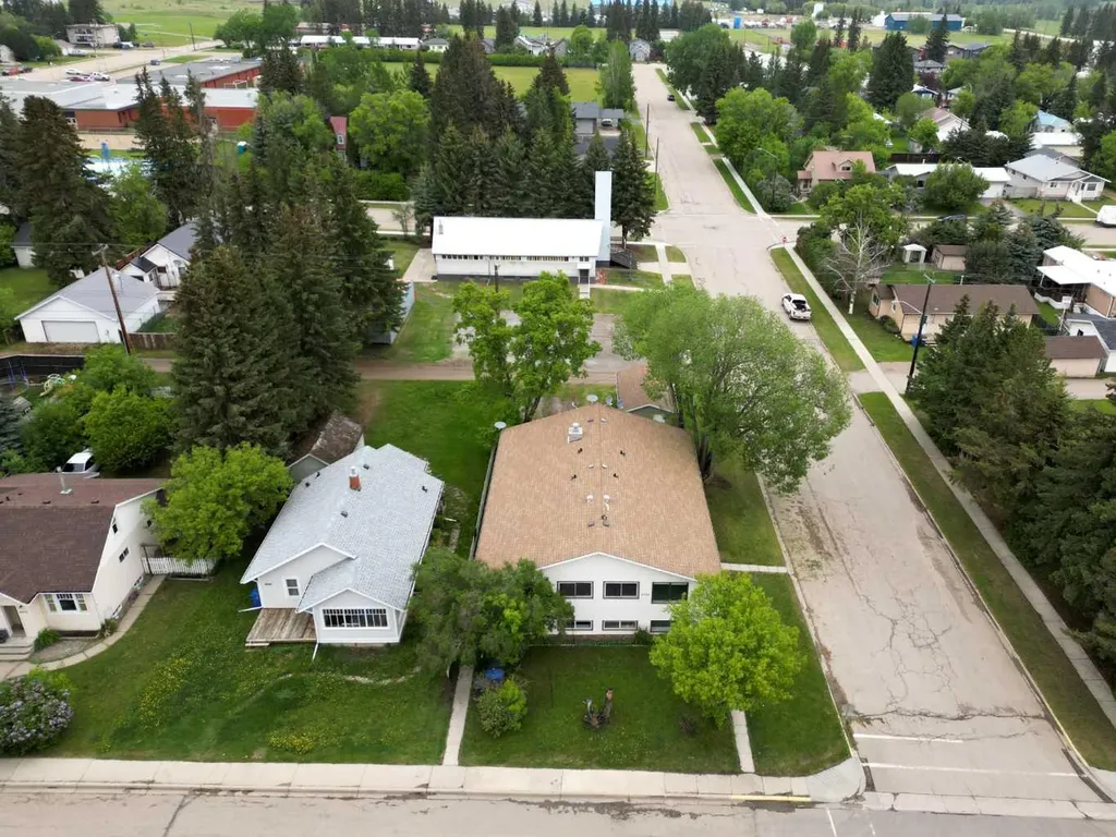 4904 51 Avenue Eckville AB T0M 0X0