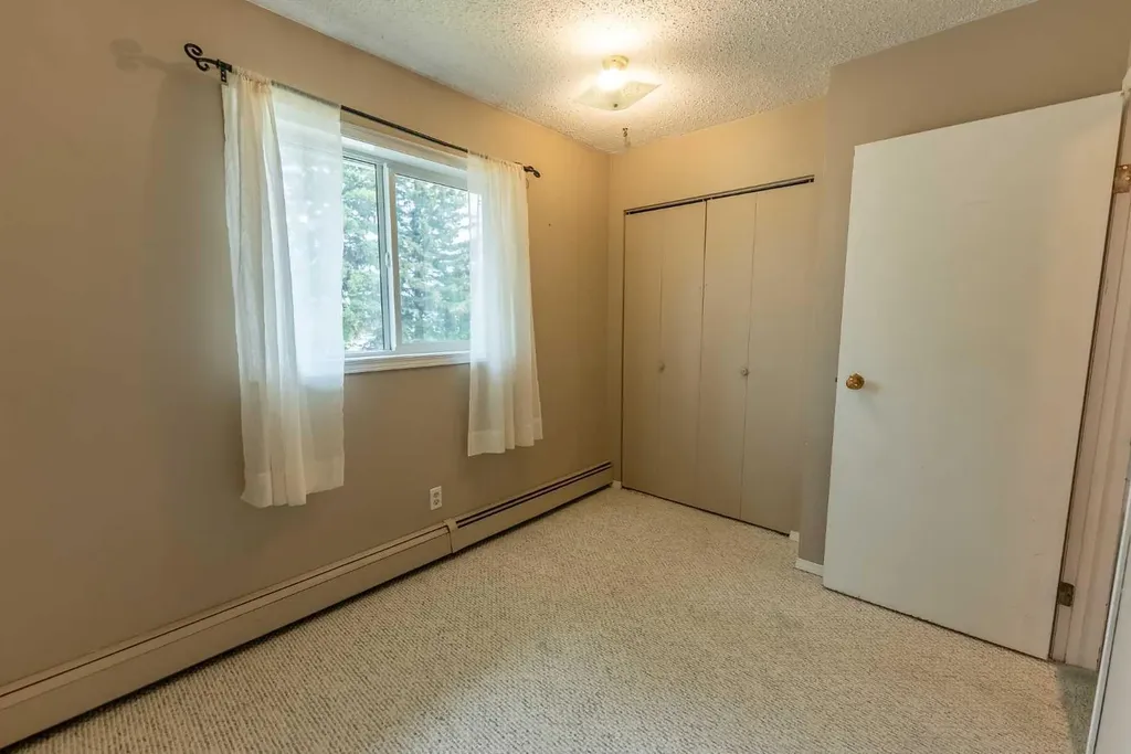 4904 51 Avenue Eckville AB T0M 0X0