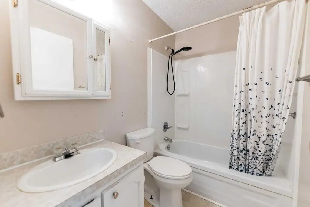 4904 51 Avenue Eckville AB T0M 0X0