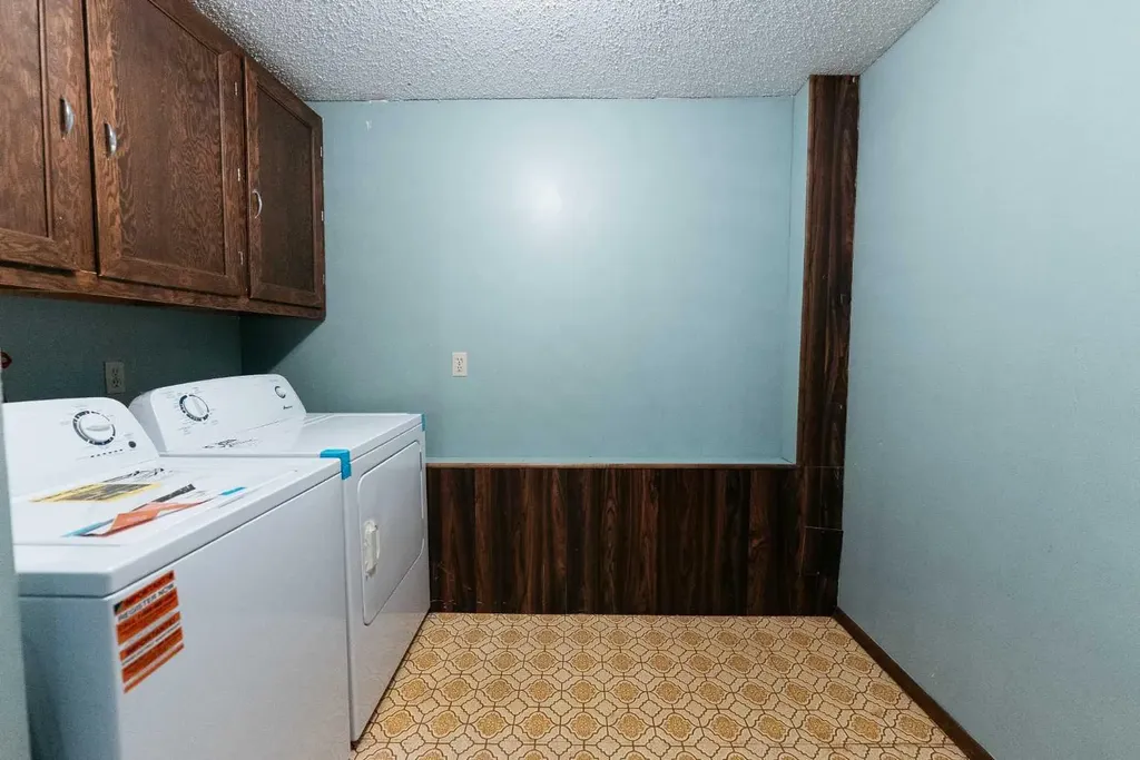 4904 51 Avenue Eckville AB T0M 0X0