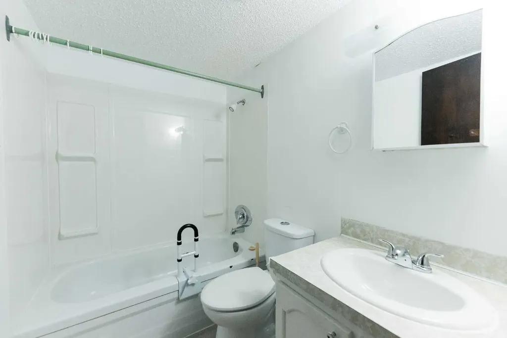 4904 51 Avenue Eckville AB T0M 0X0