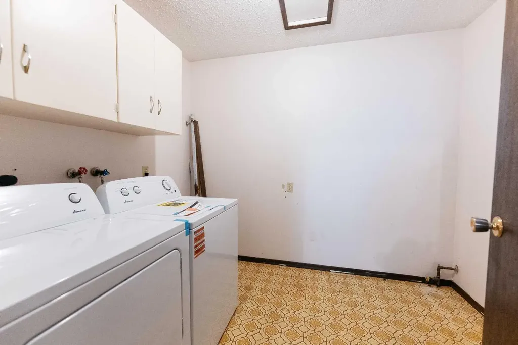 4904 51 Avenue Eckville AB T0M 0X0