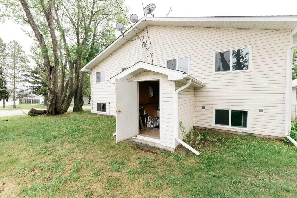 4904 51 Avenue Eckville AB T0M 0X0