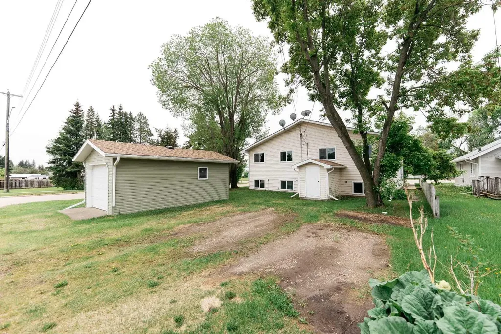 4904 51 Avenue Eckville AB T0M 0X0