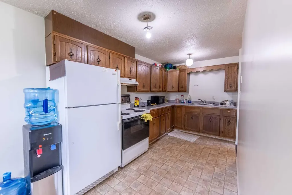 4904 51 Avenue Eckville AB T0M 0X0