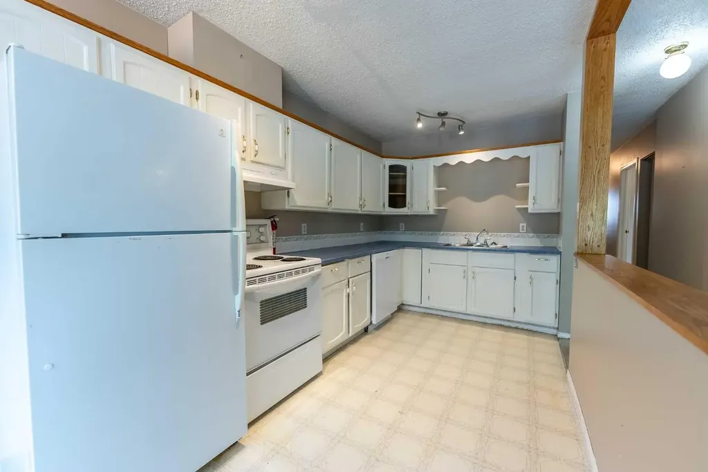 4904 51 Avenue Eckville AB T0M 0X0