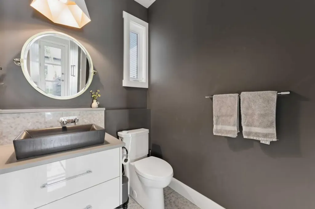 438 13 Street NW Calgary AB T2N 1Z2