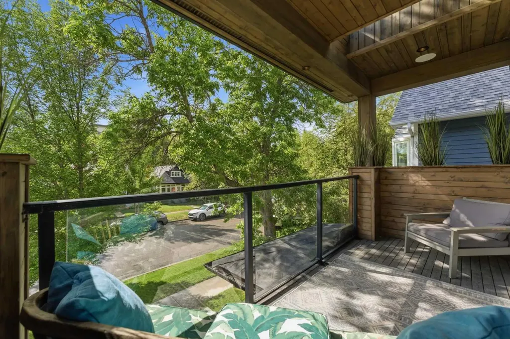 438 13 Street NW Calgary AB T2N 1Z2
