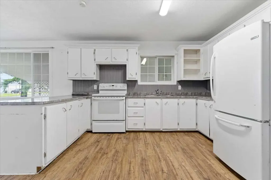 5214 51 Avenue N Valleyview AB T0H3N0