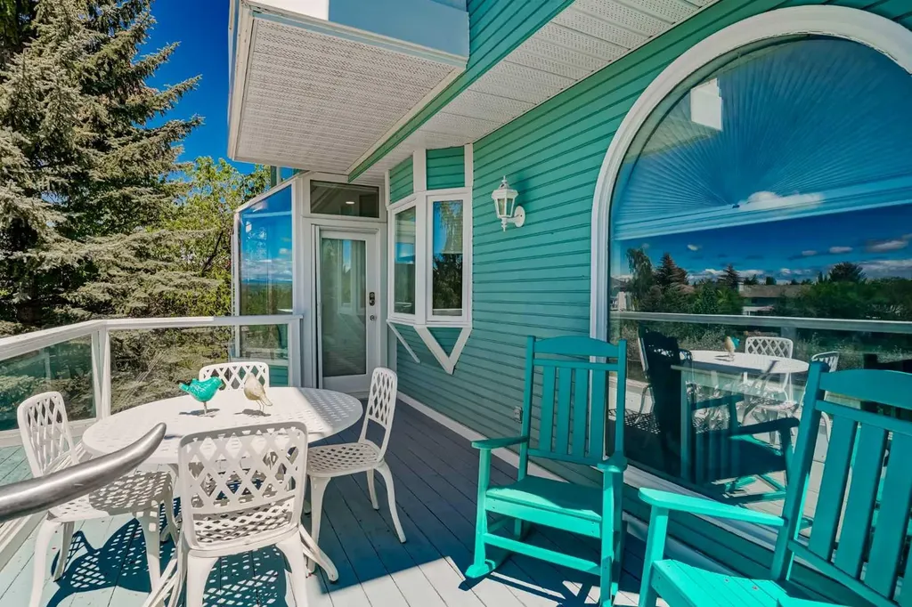 523 Scimitar Bay NW Calgary AB T3L 1S6