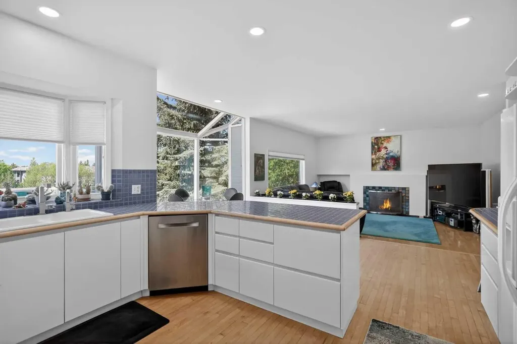 523 Scimitar Bay NW Calgary AB T3L 1S6