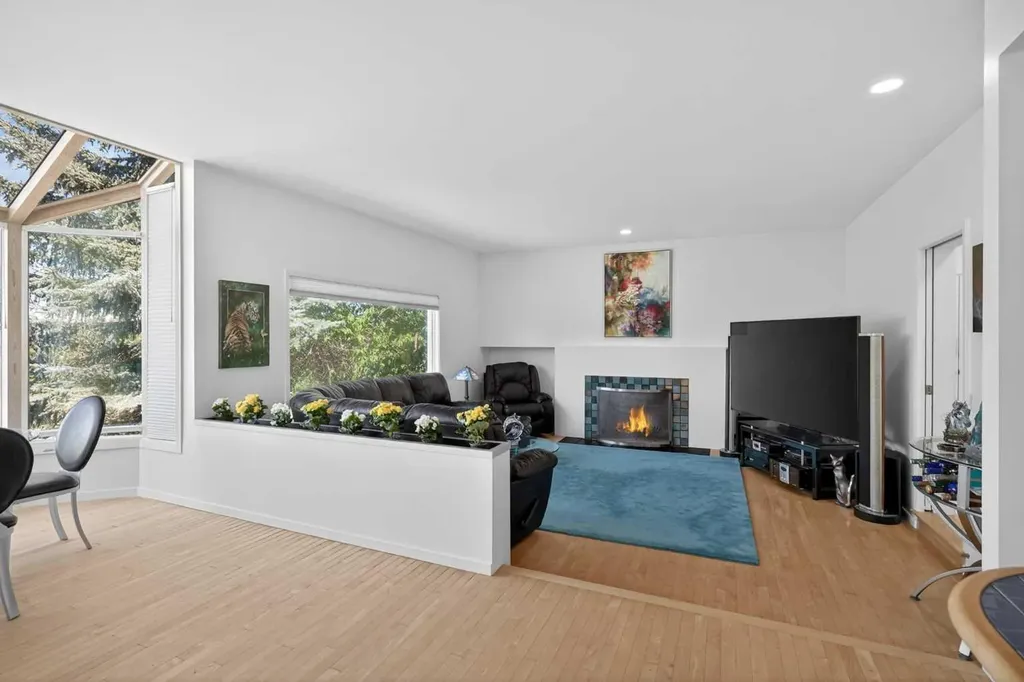 523 Scimitar Bay NW Calgary AB T3L 1S6