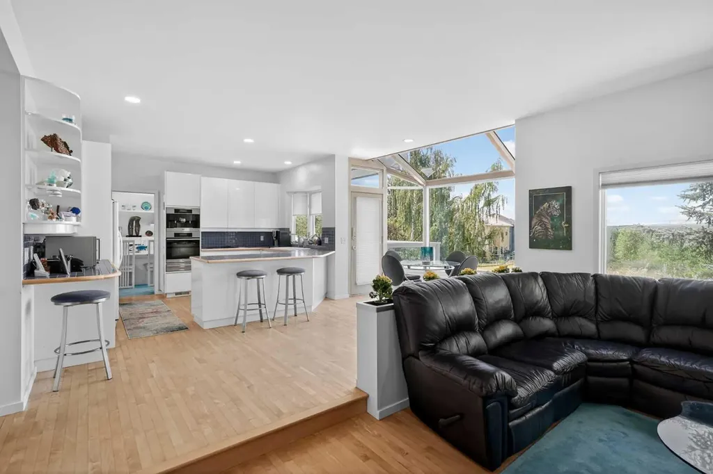 523 Scimitar Bay NW Calgary AB T3L 1S6