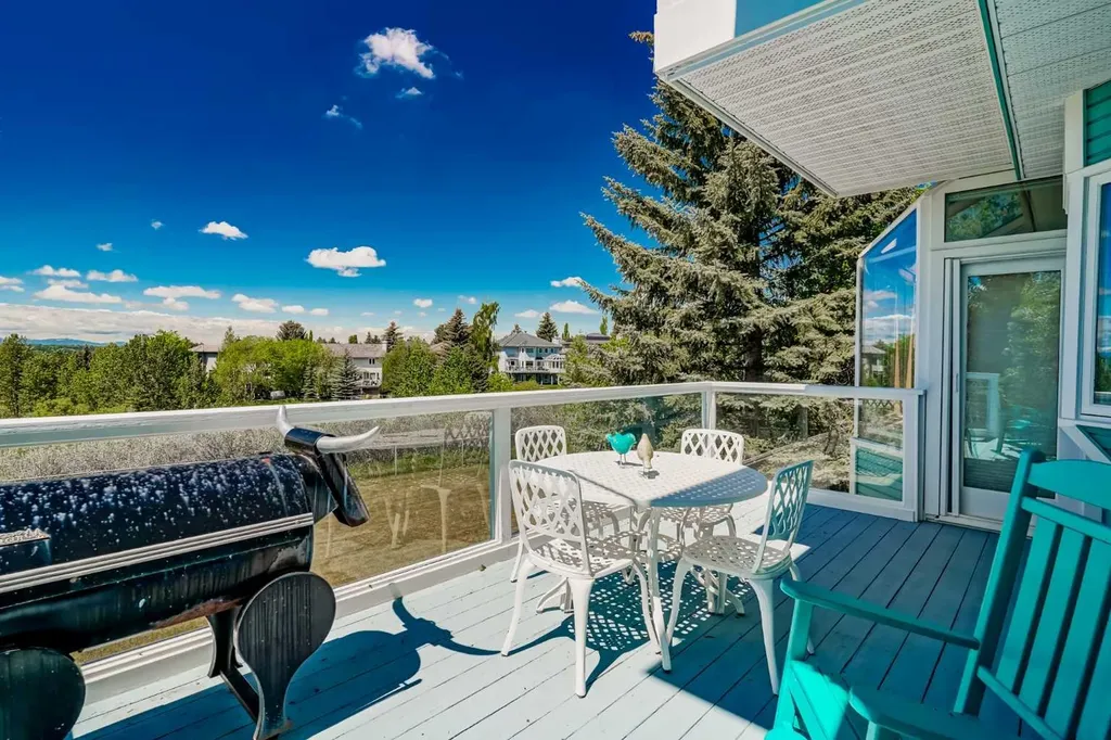 523 Scimitar Bay NW Calgary AB T3L 1S6