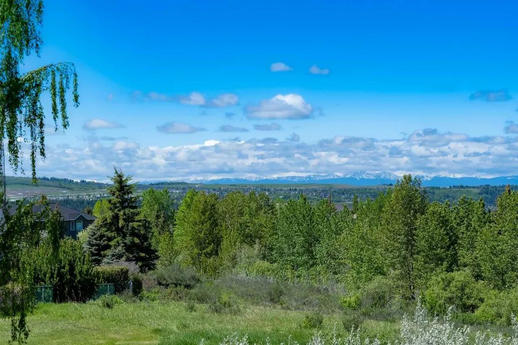 523 Scimitar Bay NW Calgary AB T3L 1S6