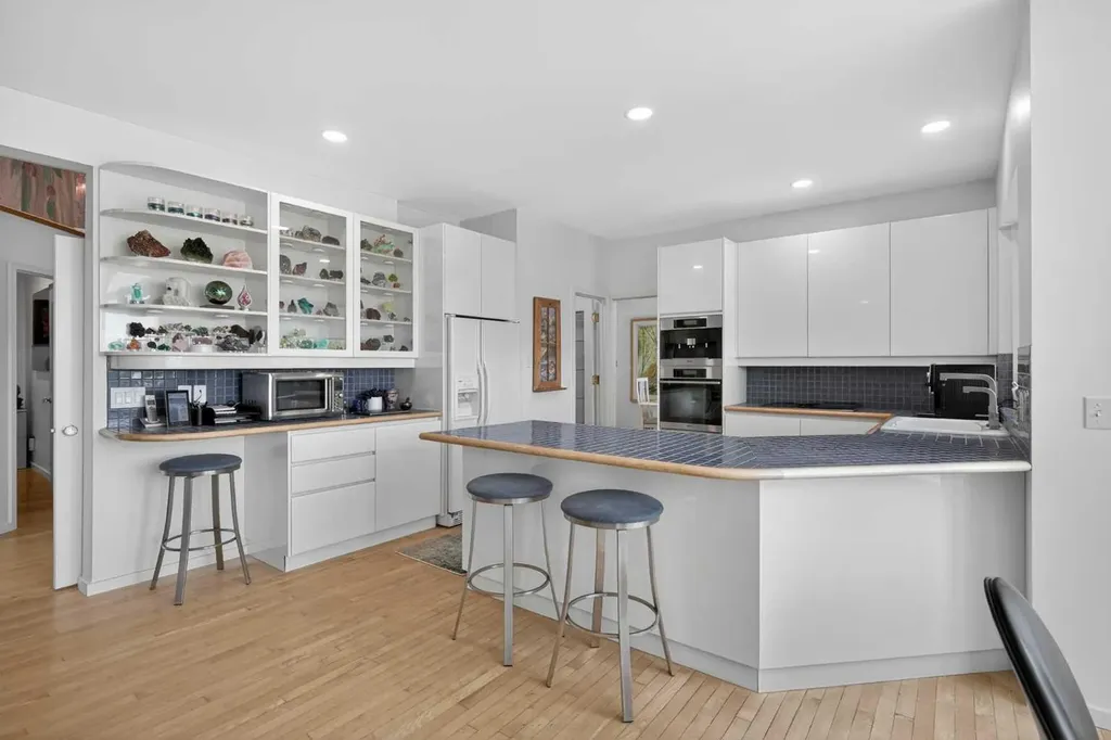523 Scimitar Bay NW Calgary AB T3L 1S6