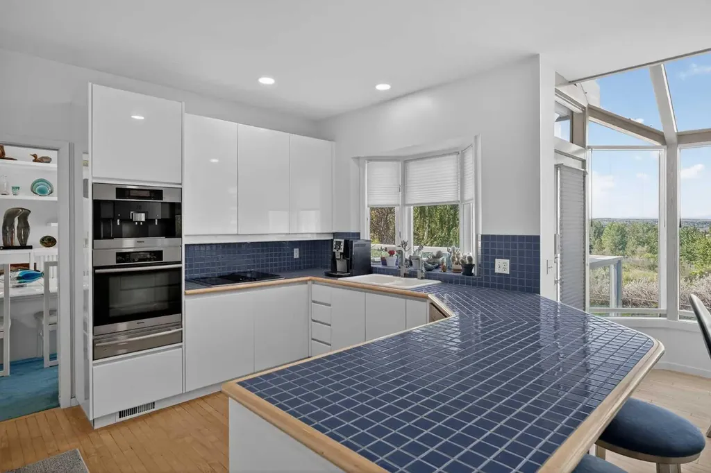 523 Scimitar Bay NW Calgary AB T3L 1S6