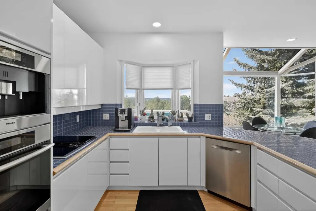 523 Scimitar Bay NW Calgary AB T3L 1S6