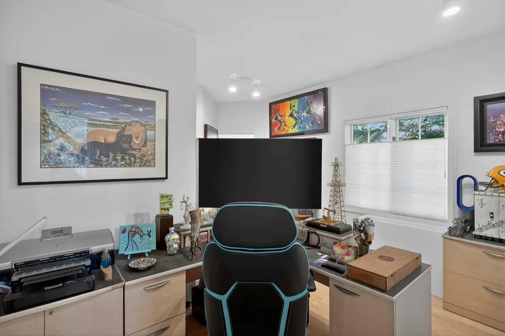 523 Scimitar Bay NW Calgary AB T3L 1S6