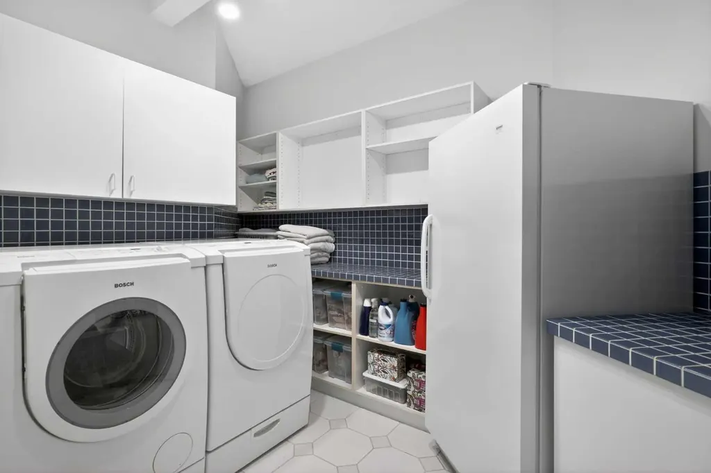 523 Scimitar Bay NW Calgary AB T3L 1S6