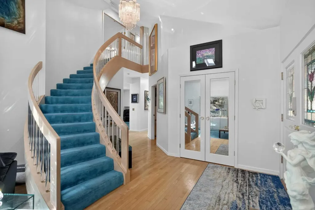 523 Scimitar Bay NW Calgary AB T3L 1S6