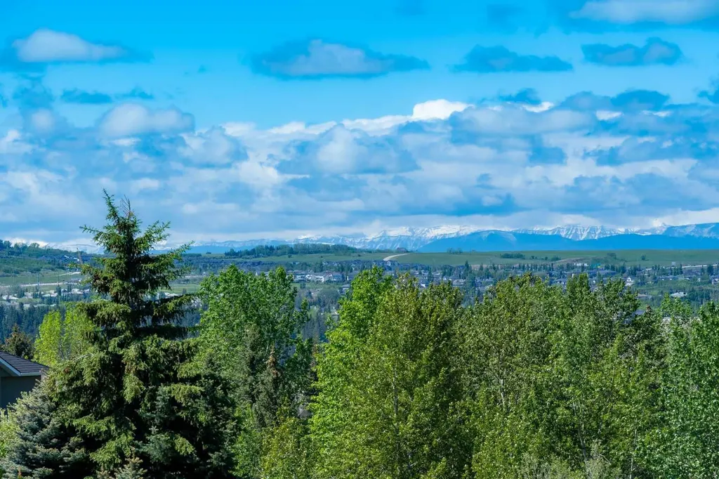 523 Scimitar Bay NW Calgary AB T3L 1S6