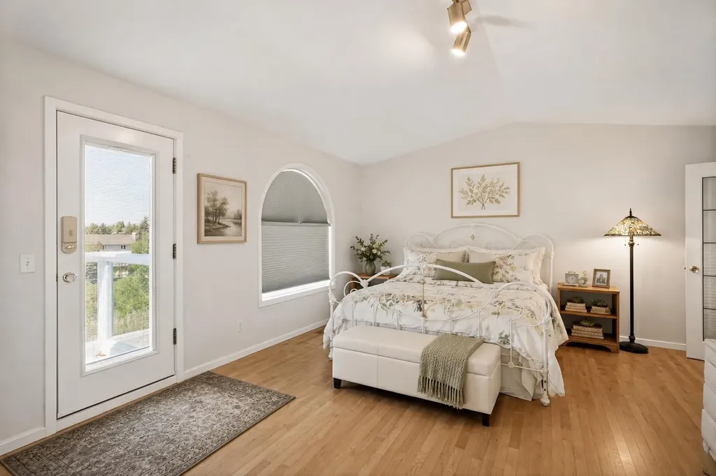 523 Scimitar Bay NW Calgary AB T3L 1S6