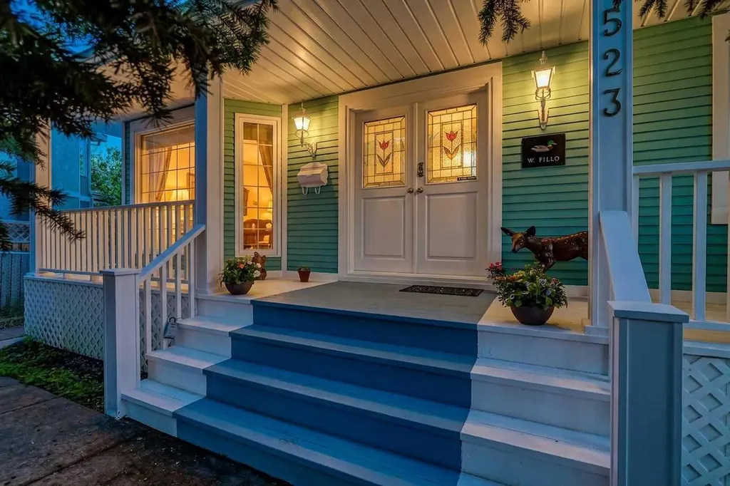 523 Scimitar Bay NW Calgary AB T3L 1S6
