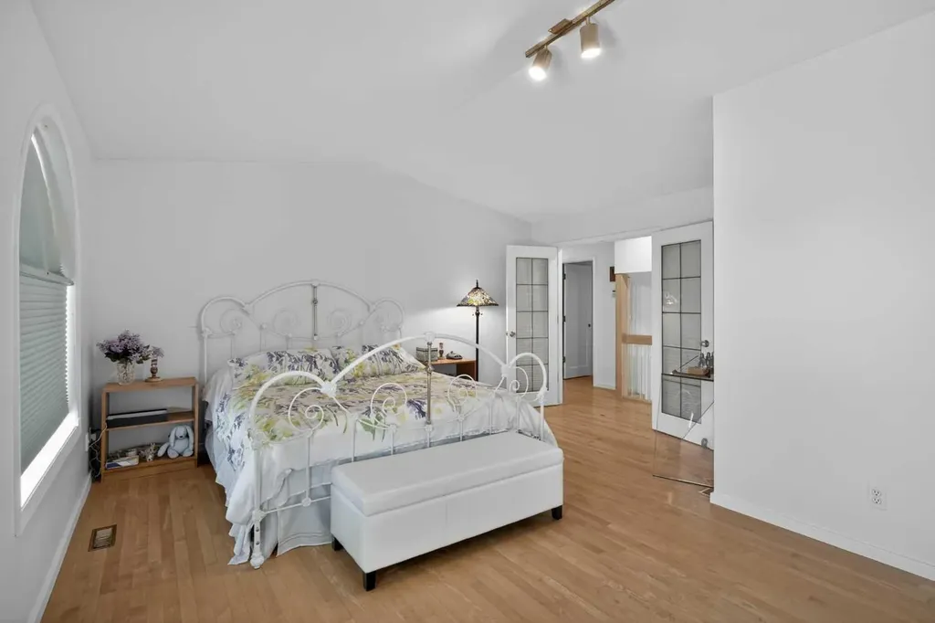 523 Scimitar Bay NW Calgary AB T3L 1S6