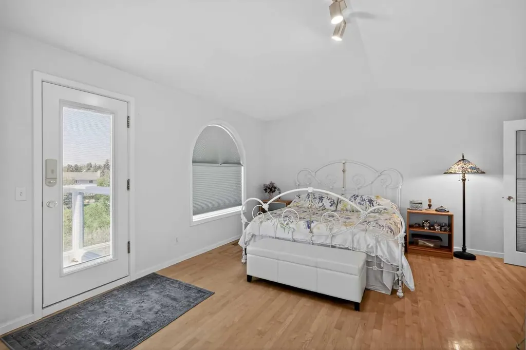 523 Scimitar Bay NW Calgary AB T3L 1S6
