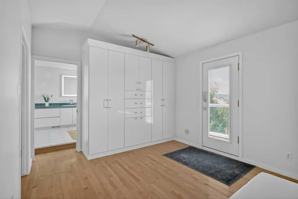 523 Scimitar Bay NW Calgary AB T3L 1S6