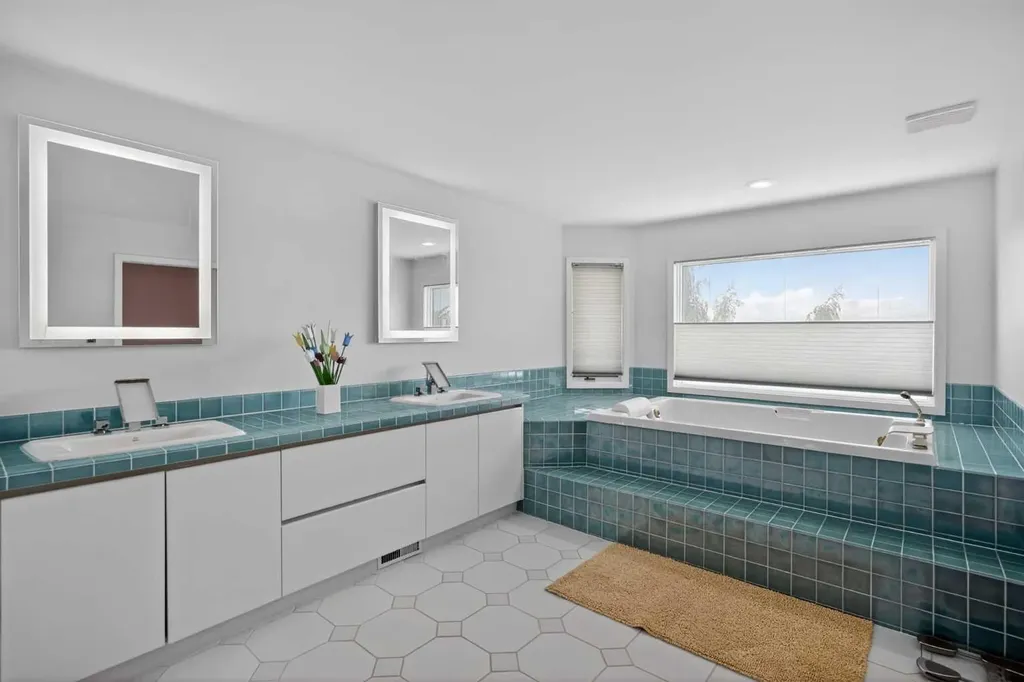 523 Scimitar Bay NW Calgary AB T3L 1S6