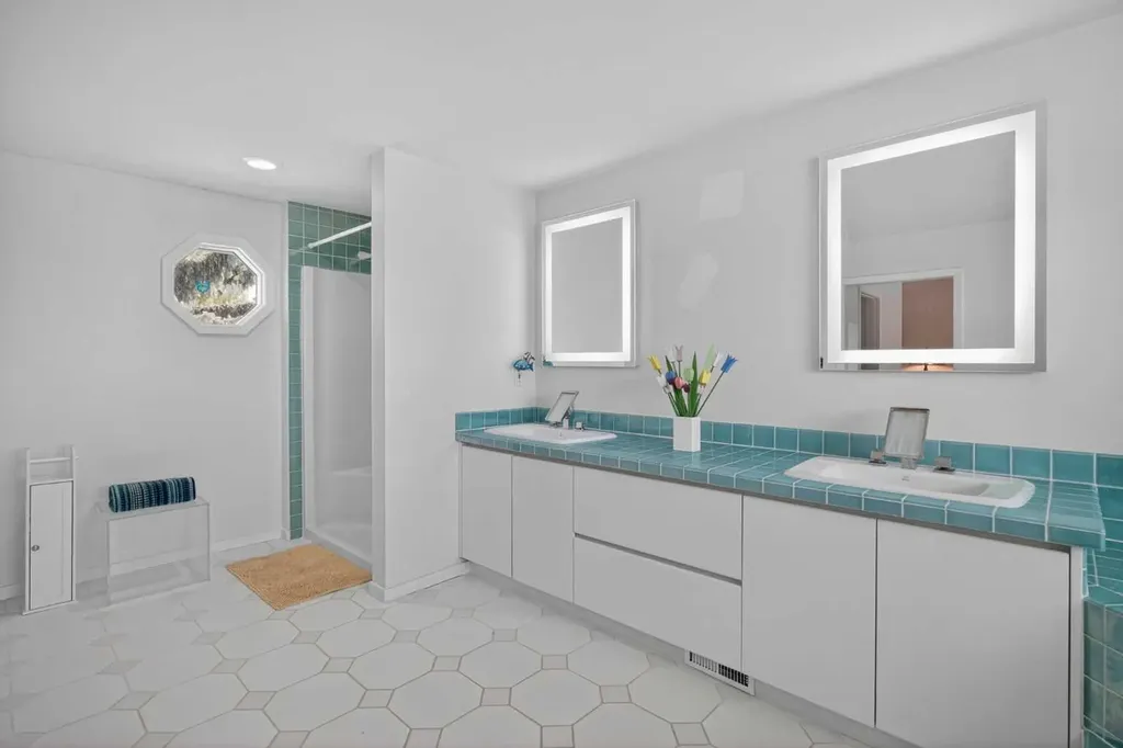523 Scimitar Bay NW Calgary AB T3L 1S6