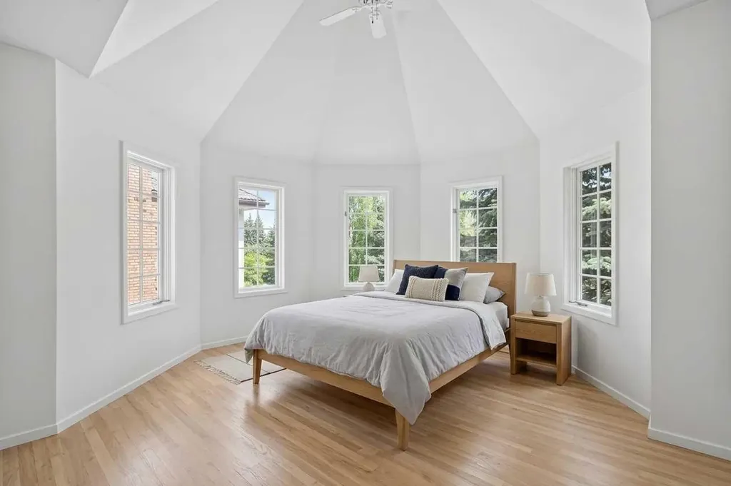 523 Scimitar Bay NW Calgary AB T3L 1S6