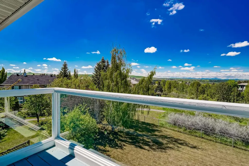523 Scimitar Bay NW Calgary AB T3L 1S6