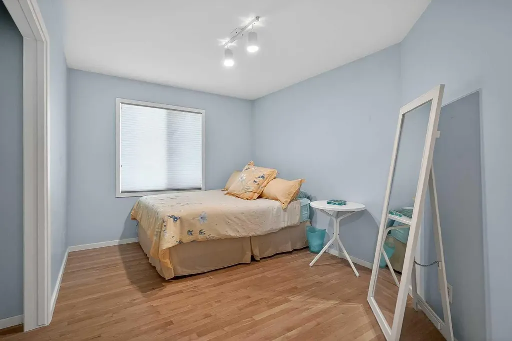 523 Scimitar Bay NW Calgary AB T3L 1S6