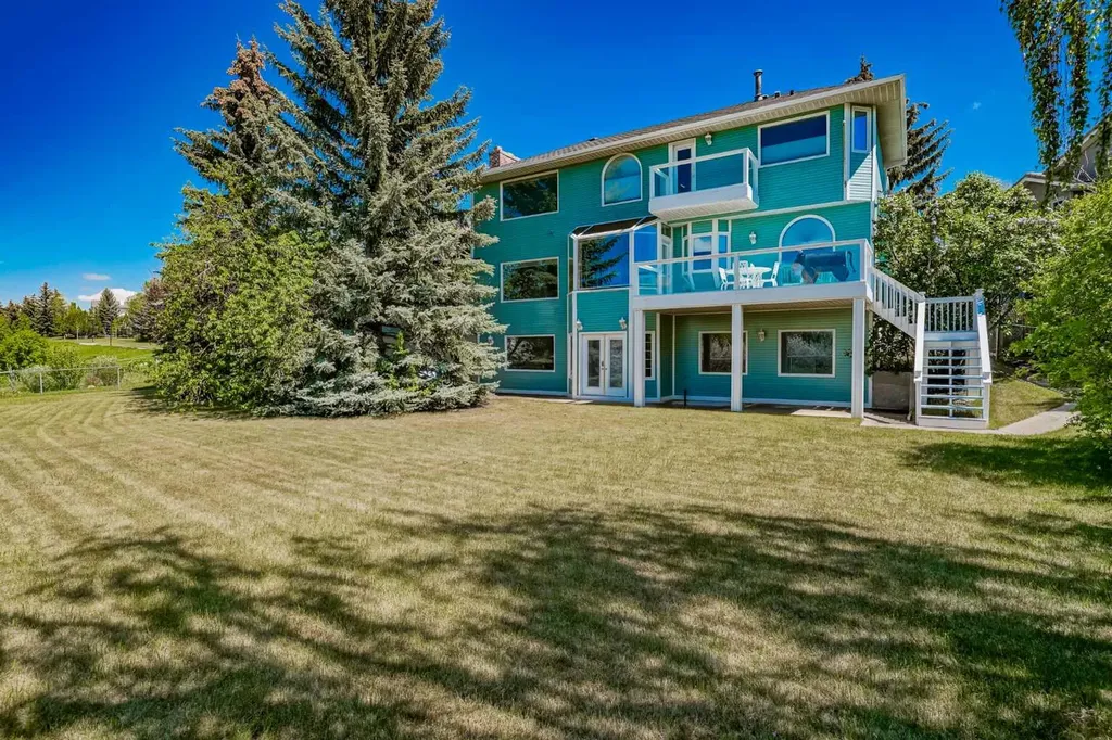 523 Scimitar Bay NW Calgary AB T3L 1S6