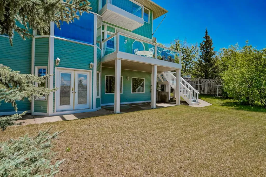523 Scimitar Bay NW Calgary AB T3L 1S6