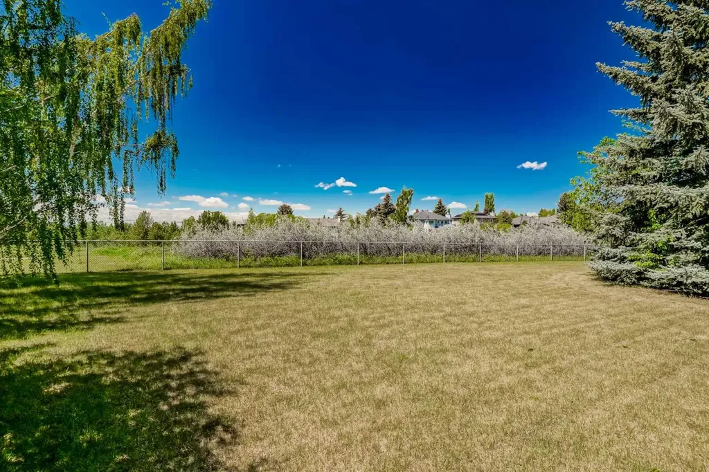523 Scimitar Bay NW Calgary AB T3L 1S6