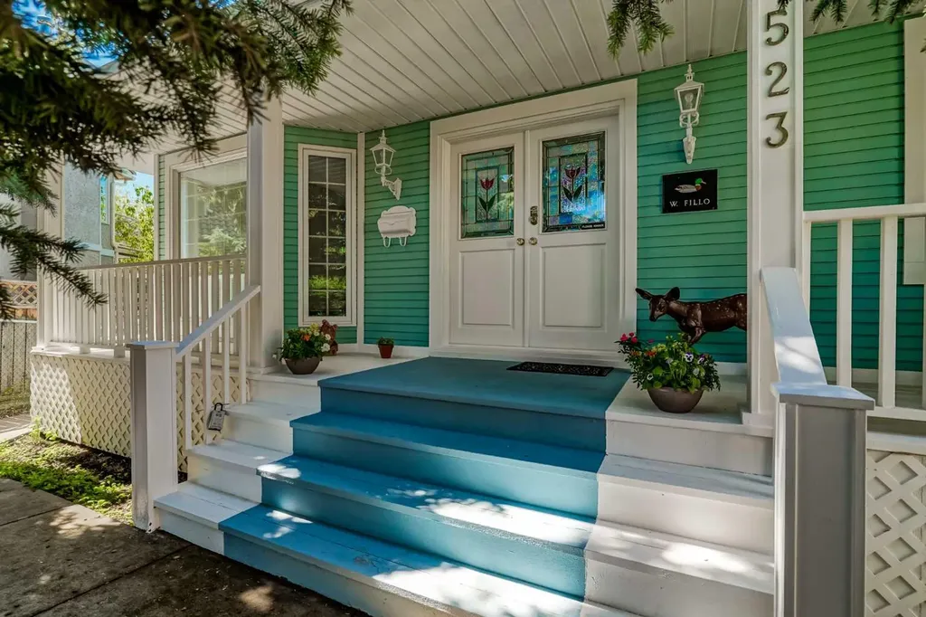 523 Scimitar Bay NW Calgary AB T3L 1S6