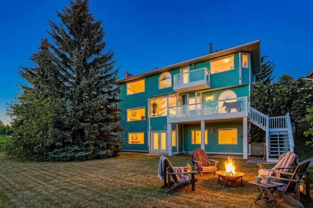 523 Scimitar Bay NW Calgary AB T3L 1S6