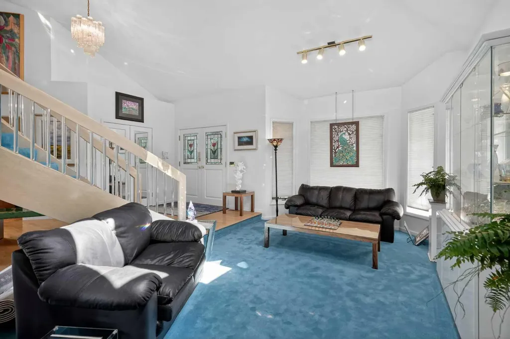 523 Scimitar Bay NW Calgary AB T3L 1S6