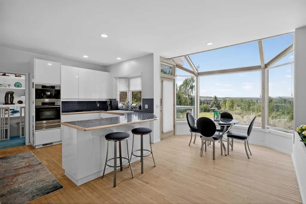 523 Scimitar Bay NW Calgary AB T3L 1S6