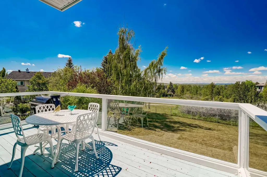 523 Scimitar Bay NW Calgary AB T3L 1S6