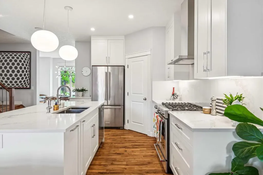 509 19 Street NW Calgary AB T2N 2J4