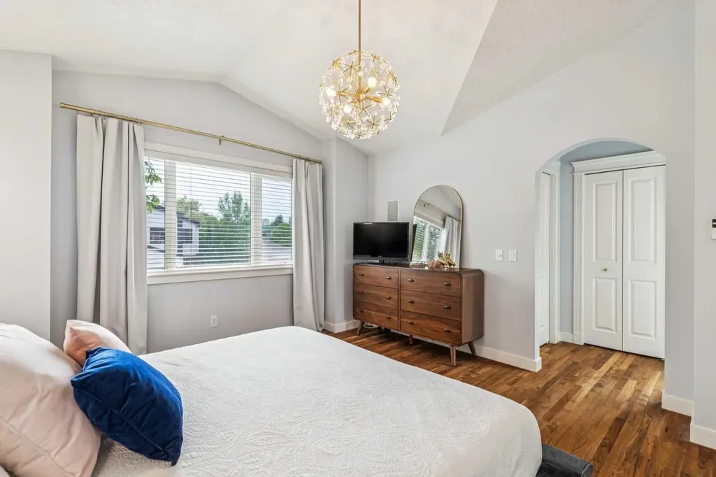 509 19 Street NW Calgary AB T2N 2J4
