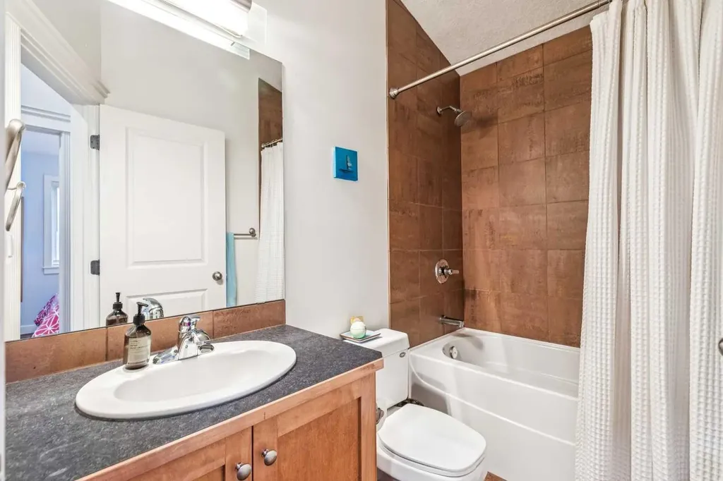 509 19 Street NW Calgary AB T2N 2J4