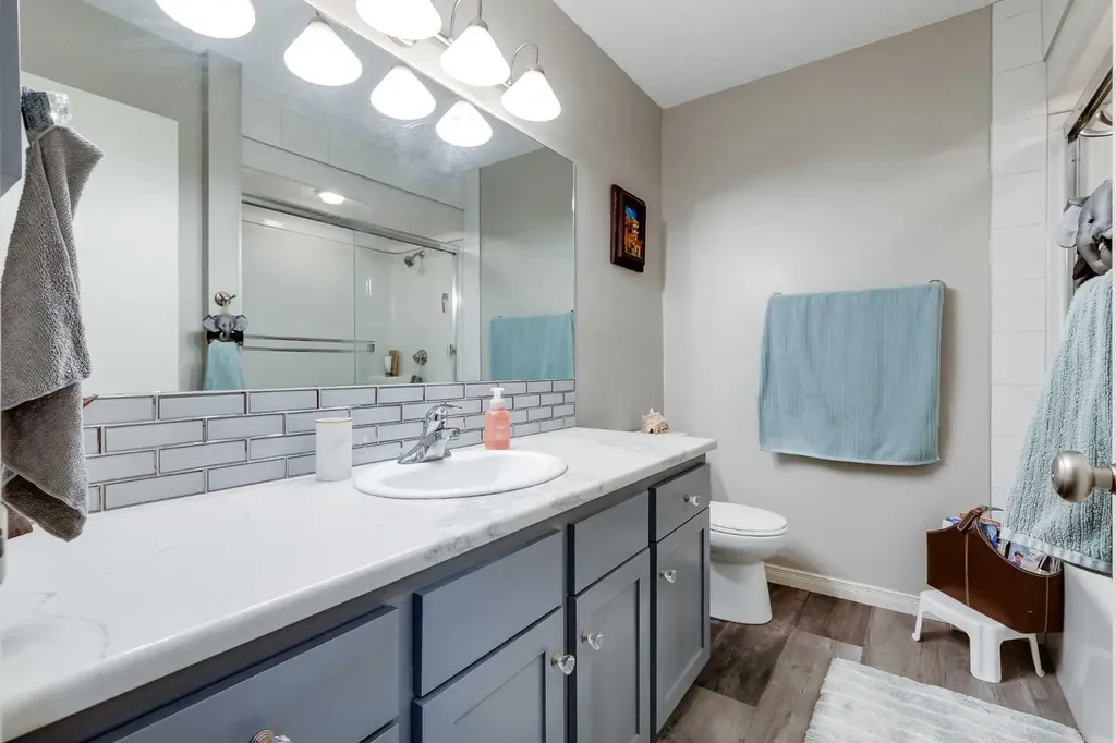 364 Silvergrove Place NW Calgary AB T3B 4T6