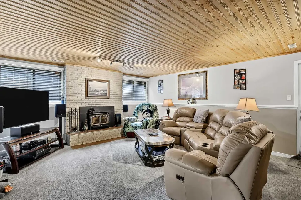 364 Silvergrove Place NW Calgary AB T3B 4T6