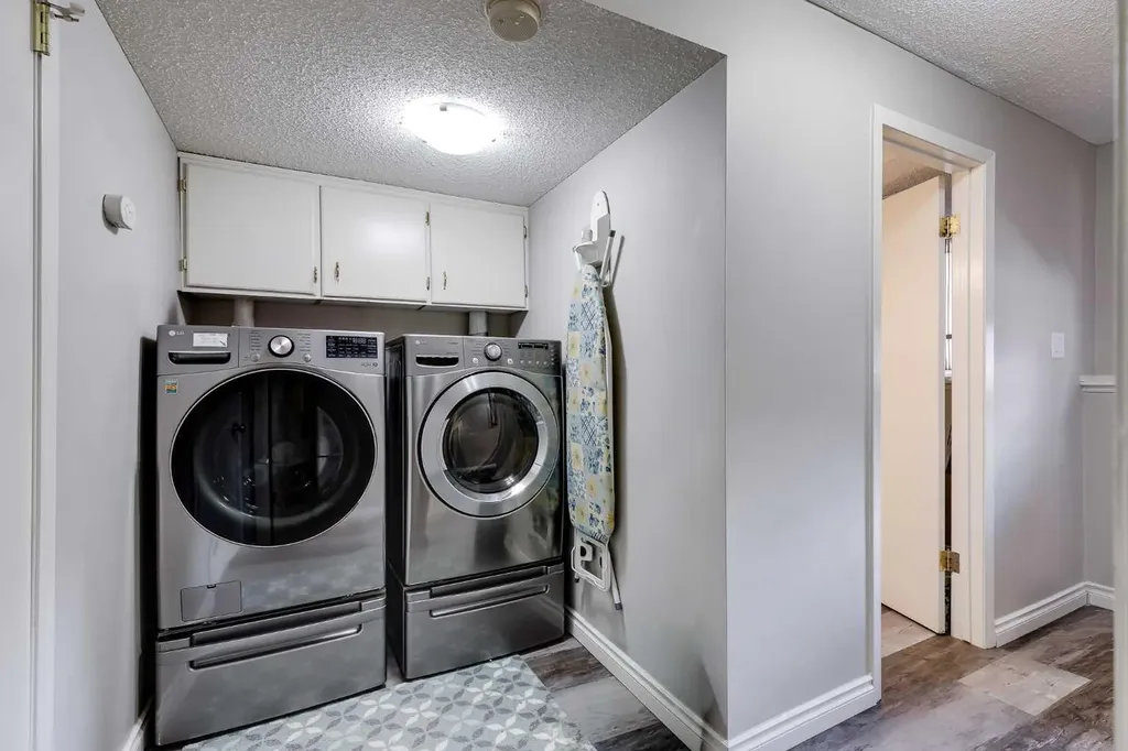 364 Silvergrove Place NW Calgary AB T3B 4T6